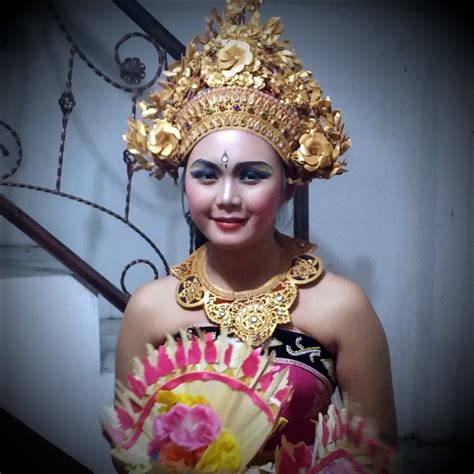 Balinese Dancer Behind The Scenes At Desa Kedisan Kintama Sue
