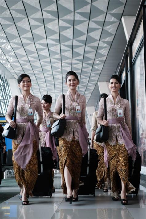 Potret Pramugari Garuda Indonesia Berseragam Kebaya Pertiwi Karya Anne