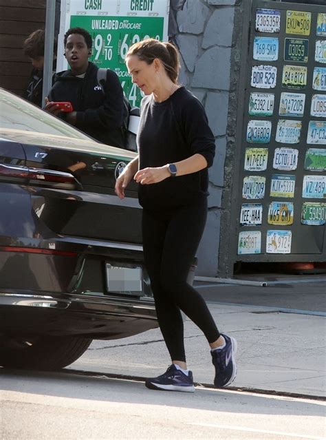 Jennifer Garner Returning To Her Car In Brentwood 09202023 Hawtcelebs