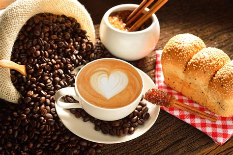 Cup of hot espresso, cappuccino or latte with roasted coffee beans in scoop and french press pot. صورة فنجان نسكافيه , احلى فنجان نسكافيه - عالم ستات