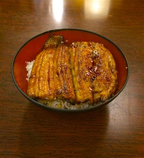 This classic japanese dish is called unadon (鰻丼) or unaju (鰻重). 社長のBLOG | ヒサシブリノアジ。
