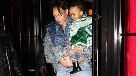 Mit S Hnchen Auf Dem Arm Rihanna Zeigt Nackten Babybauch