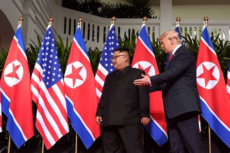 ภาพประวัติศาสตร์! ประธานาธิบดีสหรัฐจับมือผู้นำเกาหลีเหนือ (ภาพชุด)