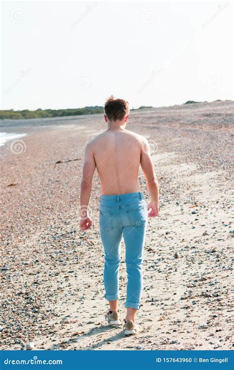 Senza Camicia Sulla Spiaggia Fotografia Stock Immagine Di Shirtless Adulto