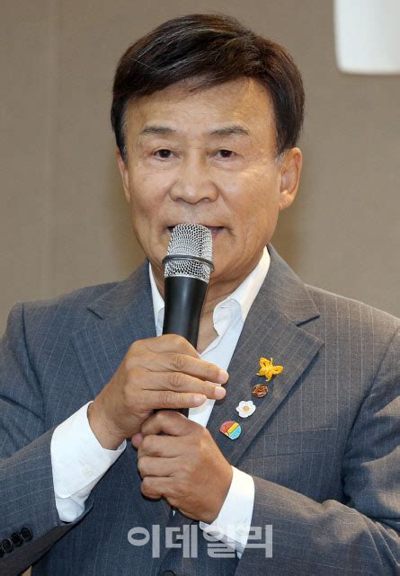 김원웅 광복회장의 광복절 75주년 기념사가 논란이다. 김원웅 "백선엽은 사형감…이승만, 미국에 빌붙어"
