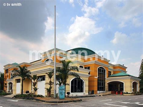 Malays make up the majority of voters in lembah pantai electorate at 52% followed by the chinese at 26. Pusat Komuniti Lembah Pantai Badminton Court
