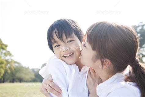 子供にキスする母 写真素材 6756291 フォトライブラリー Photolibrary