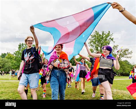 Teilnehmer nehmen an der Regenbogenparade während des Prager Pride Festivals von LGBT