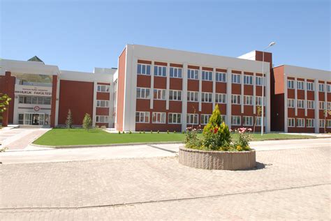 Kurulma aşamasında adı göller bölgesi üniversitesi olarak düşünülmüş. Hukuk Fakültesi Eylül-2013'te Yeni Binasına Geçiyor ...