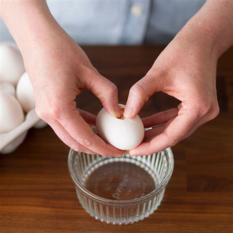 How To Crack An Egg The Right Way Readers Digest