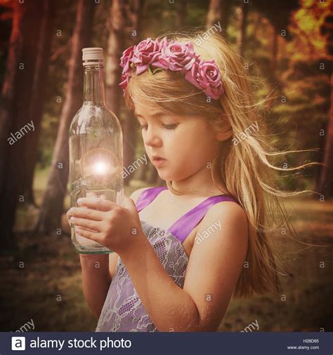 Un Poco Fairy Chica Est En El Bosque Con Mirar Una Botella M Gica Para Un Concepto De Fantas A