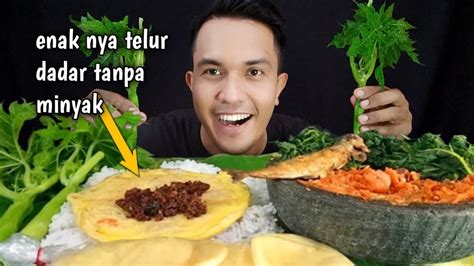 Mukbang Lalapan Batang Pepaya Mentah Daun Pepaya Rebus Sambal Terasi Telur Dadar Tanpa Minyak