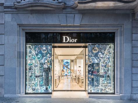 La Nueva Tienda De Dior En Barcelona Harpersbazaares Retail Facade