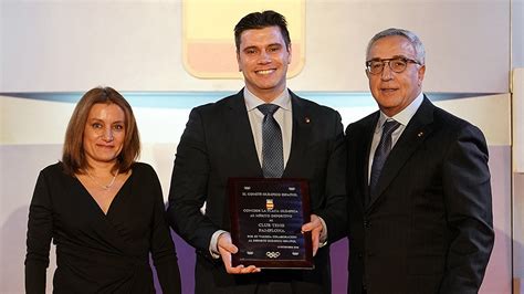 El objetivo es impactar la pelota para que pase por encima de la red que divide la cancha a la mitad, intentando que el rival no consiga devolve El Comité Olímpico Español distingue al Club de Tenis ...