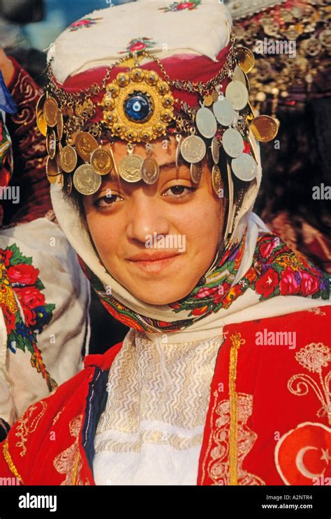 Türkei Türkische Mädchen In Traditioneller Tracht Stockfotografie Alamy