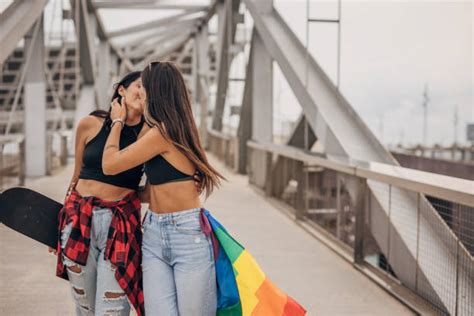 7 600 lesbian kissing fotografías de stock fotos e imágenes libres de derechos istock