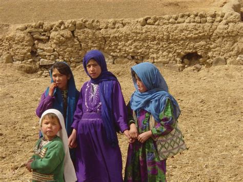 Afghanistan ended 2019 with a population of 32,200,000 people, which represents an increasea of 600,000 people compared to 2018. AFGHANISTAN, Population et langues, guide touristique ...