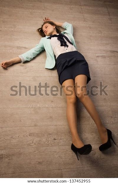 Crime Scene Simulation College Girl Lying Stockfoto 137452955