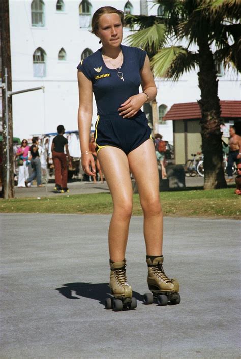 35 Interesting Vintage Photographs Of Roller Skaters At Venice Beach