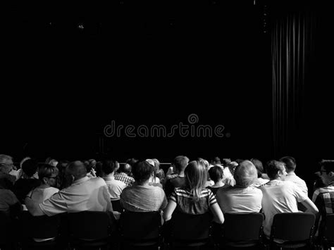 Publikum In Einem Theater Welches Auf Die Leistung Wartet Um Zu