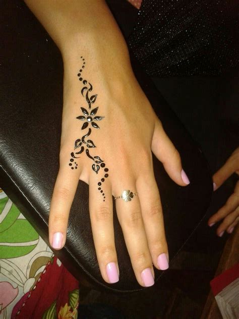 Pin By Snow Omar On Snapchat Simple Henna Tattoo Henna