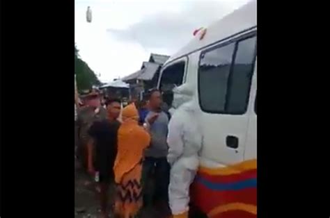 Viral Di Media Sosial Video Warga Dan Pemotor Ramai Ramai Usir Petugas