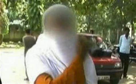 warga india disuruh telanjang di kantor polisi saat laporkan perkosaan
