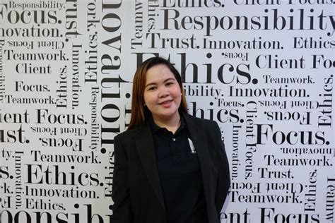 A doña petrona le gusta sorprender a todos los ecuatorianos, encuentra la pieza que falta en el rompecabezas y comenta tu respuesta. Team | JM Builders