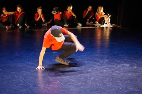 It consists of two main components: Danse hip-hop - MJC Albi