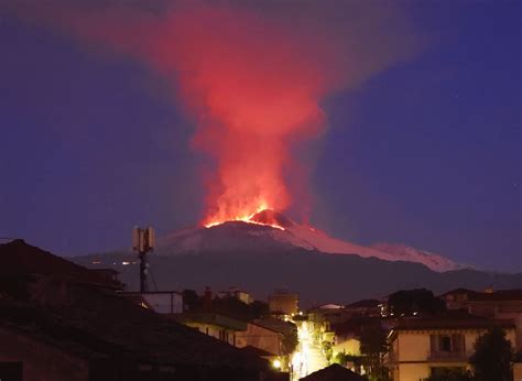 Live eruzione etna nella notte: L'Etna erutta all'alba: spettacolare fontana di lava e due ...