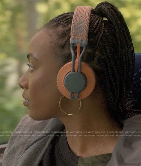 Wornontv Whitneys Orange Headphones On The Sex Lives Of College Girls