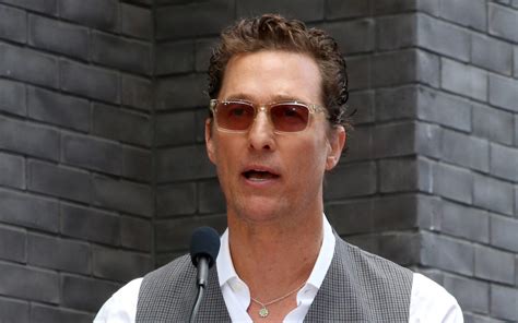 Schwere waldbrände wüten in der türkischen provinz antalya. Matthew McConaughey bereitet Essen für die Feuerwehr zu