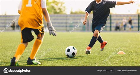 Niños Jugando Fútbol Jugador Delantero Fútbol Pateando Pelota Hacia
