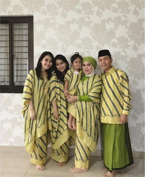 Seperti terlihat dalam unggahan di akun instagram @awreceh. Baju Lebaran Keluarga Artis - Gambar Islami