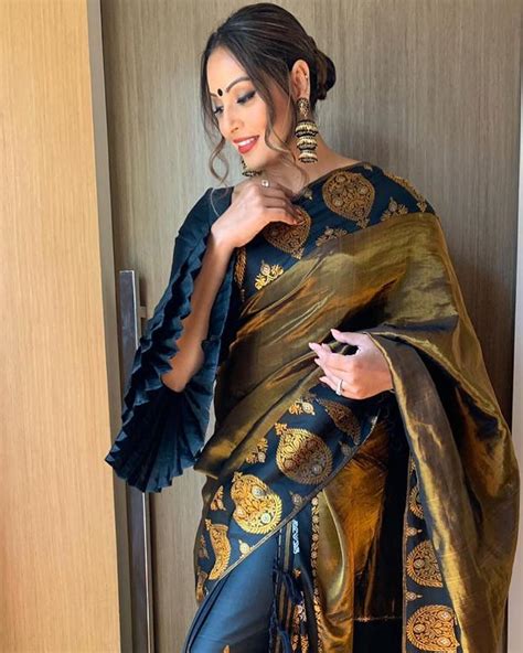 She is a popular host in the entire indian news industry not just aaj tak. Celebrity Poses In Saree For Photography Ideas | Lakme ...