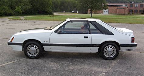 Oxford White 1985 Ford Mustang Gt Hatchback Photo