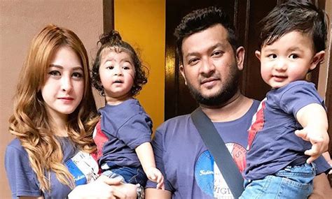 Eina, whose real name is ainur syakina azman, is the mother of twin toddlers, arianna aubrey and karl kareef, both whom received rm40,000 worth of rolex watches as birthday gifts for turning two last year. Eina Azman Sedih Lihat Pelarian Syria Di Paris