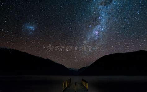 Étonnante Nuit De Starry Au Lac Rotoiti Réflexion De La Voie Lactée Et
