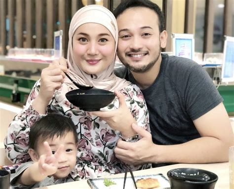 Aktres yana samsudin dikejutkan dengan pemberian kereta baru daripada suaminya, aktor fadzil zahari. Doa Suami Yana Samsudin Kekal Berhijab Dapat Perhatian ...