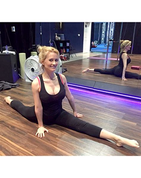 Holly Madison Does The Splits In Leggings Mom Style Photo Us Weekly