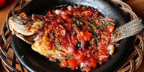 Kitchen yang diterbitkan oleh galang press media utama menjabarkan resep sambal embe. Resep Ikan Mujair Goreng Sambal Gami