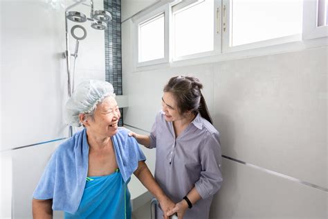 5 tips for bathing an elderly person with dementia
