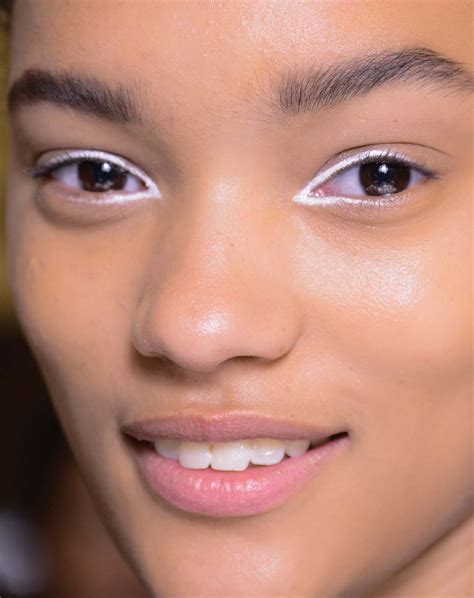 Burung mata putih.sering di panggil juga perincit mata putih atau auri. Tips Untuk Wajah Berpendar dengan Sentuhan Rias Mata ...