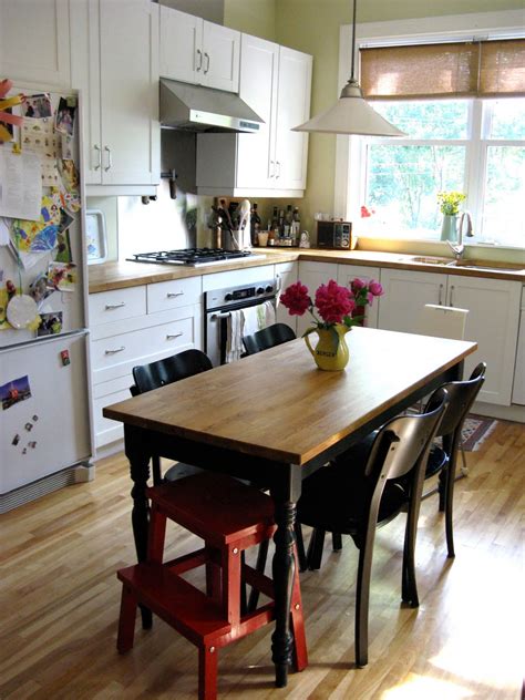 The sleek metal frame and clean angles add the perfect modern twist to any space, while the unique construction keeps your small space clutter free. pour toujours: The kitchen and office corner, La cuisine ...