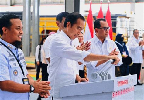 Presiden Jokowi Resmikan Pengoperasian Jalur Kereta Api Lintas Makassar