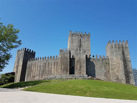 Castelo De Guimarães Está Classificado Como Monumento Nacional E Foi
