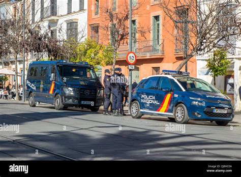 Policía Nacional Española Y Automóvil Policial En Sevilla Centro España