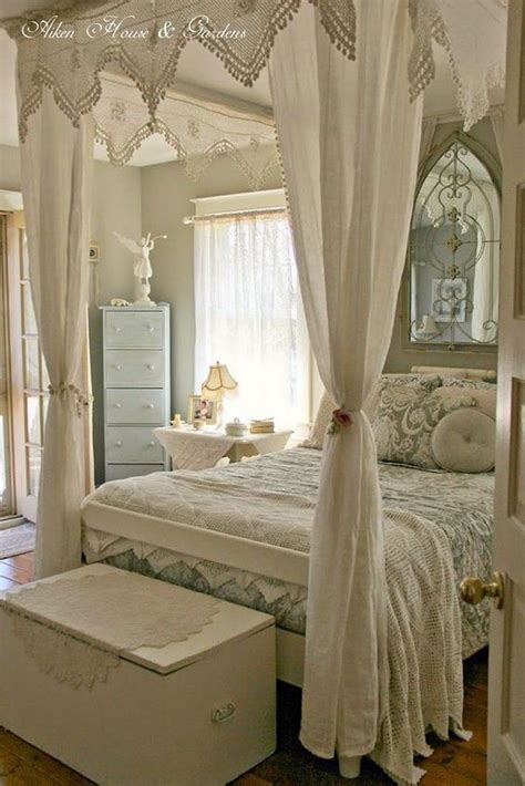 Romantic Bedroom With Canopy Beds 07 Sweetyhomee