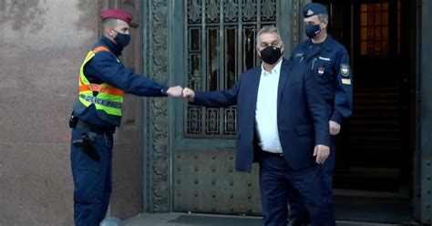 A kormányfő a videóban elmondta, hogy fokozatosan, szigorú menetrend mellett újraindulhat az élet magyarországon. Orbán Viktor előzetes bejelentés nélküli ellenőrzést ...