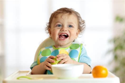 A Criança Bonito Do Bebê Come O Alimento Saudável Retrato Do Menino